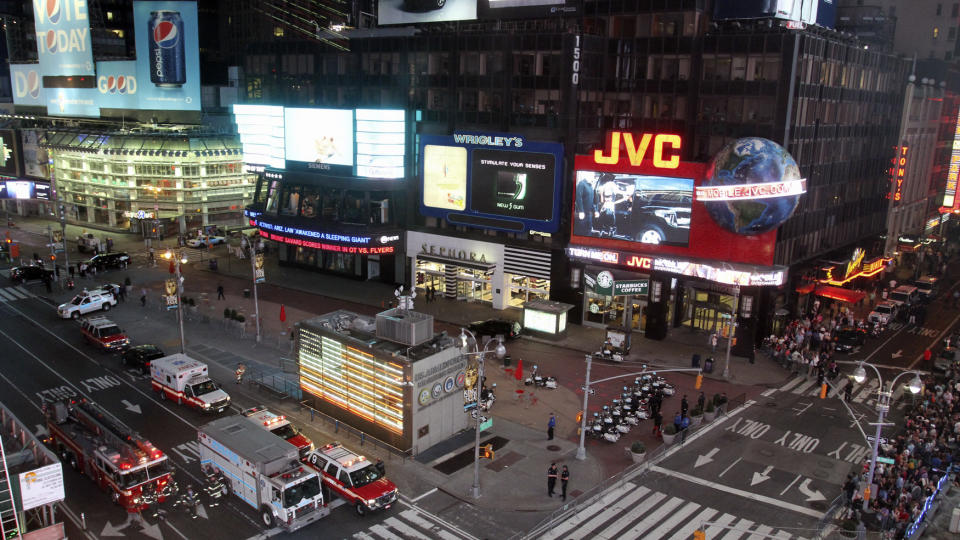  T�MT:  Hjertet av Manhattan, Times Square, ble ryddet for folk i g�r kveld etter melding om en gjensatt, mystisk bil. Unders�kelsen av bilen viste at det var god grunn til � t�mme omr�det.  FOTO: CARY HOROWITZ, REUTERS/SCANPIX.