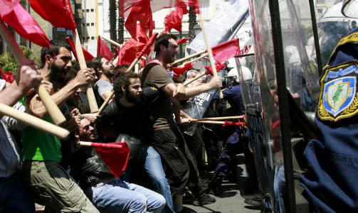 UPOPUL�RT: 1. mai var det store demonstrasjoner og oppt�yer i protest mot blant annet de kraftige kuttene. Foto: REUTERS/Icon/Panagiotis Tzamaros/Scanpix