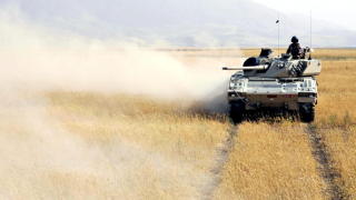 T�FT OMR�DE: De norske soldatene har sammen med afghanske regjeringsstyrker v�rt i harde kamper i Ghormach-distriktet, nord i Afghanistan. Her er en norsk stormpanservogn CV90 p� oppdrag i omr�det i 2007.  Illustrasjonsfoto: Forsvaret