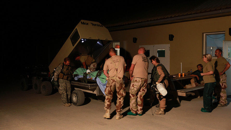 EN LIVSTRUENDE SKADD: Her blir de to hardt s�rede soldater fraktet fra feltsjukehuset i Meymaneh til Camp Marmal i Mazar-e-Sharif. Seks norske soldater ble s�ret under et angrep s�ndag. FOTO: LARS KROKEN/ Flickr