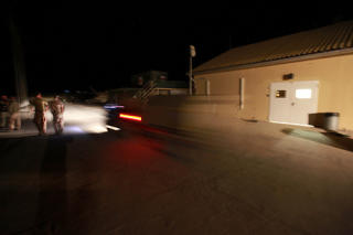 FRAKTER BORT S�REDE: Her blir de to hardt s�rede pasientene fraktet fra feltsjukehuset i Meymaneh til Camp Marmal i Mazar-e-Sharif. Seks norske soldater ble s�ret under et angrep s�ndag. FOTO LARS KROKEN