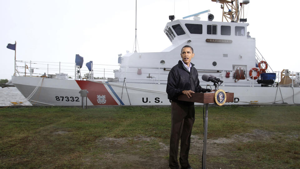 HOLDER BP ANSVARLIG: &mdash; Vi skal gj�re alt som st�r i menneskelig makt for � begrense skadene av oljeutslippet, sa Barack Obama da han i g�r kom til Venice i Louisiana. Foto: REUTERS/Larry Downing/SCANPIX