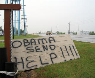 - SEND HJELP: Et skilt satt opp langs veien i Boothville i Louisiana i anledning president Obamas bes�k. Foto: AP Photo/Allen Breed/SCANPIX