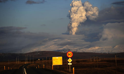 SPYR UT: Utbruddet fra vulkanen under breen Eyjafjallaj�kull p� Island tar ikke slutt med det f�rste. Intensiviteten har �kt de siste dagene. Foto: AFP PHOTO/Emmanuel Dunand/SCANPIX