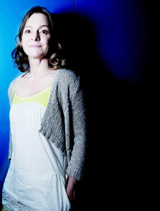 UT AV BYEN: Jette Kaarsb�l er f�dt i den lille byen Hiller�d nord p�
Sj�lland. Der bor hun med sin mann, som hun har v�rt sammen med i
25 �r, og datteren Anna p� seksten. Annas storebror p� 21 har flyttet til
K�benhavn. Hun flyttet tilbake til hjembyen i 1993, og jobbet som barneskolel�rer frem til forfatterdebuten i 2003. Foto: LINDA N�SFELDT