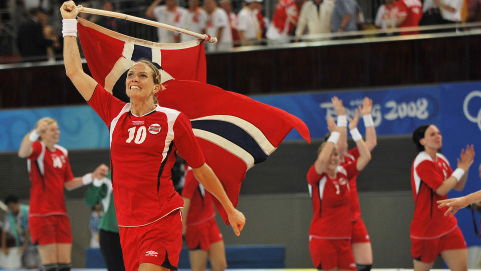 GULL-GRO TILBAKE: Gro Hammerseng feirer OL-gullet i Beijing. Siden har hun ikke spilt for landslaget, men n� er hun klar for comeback. M�let er EM i Danmark og Norge i desember. Foto: Philippe Huguen, AFP/Scanpix