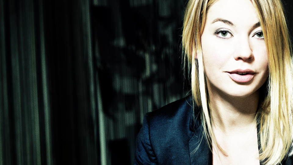 FEMINIST P� NORSK: Karolina Ramqvists roman �Kj�reste� er akkurat kommet ut p� norsk. Den handler om en kvinne som lever for � v�re pen. Hun vil fors�rges. Det har sin pris. 
Foto: Anna Lena Ahlstr�m