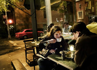 KVELDSKAFFEN:  En kaffe i New Yorks West Village, et nabolag hvor det vrimler av gode spisesteder. Foto: Kristine Nyborg.