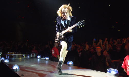 KAN DU DETTE?: Hvis du kan hoppe med gitaren slik som Angus Young - send oss en video av det! Da kan du vinne kule premier. Foto LILLEG�RD/HENNING Dagbladet