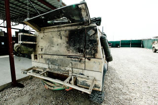 SKADER:
Det var tydelige skader p� de pansrede IVECO kj�ret�yene til de norske PRT-soldatene som ble angrepet i Ghormach i Afghanistan s�ndag.
Foto: Lars Kroken / FORSVARET / Scanpix