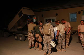 OVERLEVDE: De to hardest s�rede soldatene fraktet fra feltsjukehuset i Meymaneh til Camp Marmal i Mazar-e-Sharif. I alt ble �tte norske soldater s�ret under bakholdsangrepet i Ghowrmach. FOTO LARS KROKEN , Forsvaret