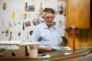 BYGGER MODELLB�TER: 83-�ringen Lawrence Stipelcovich (83) har en stor samling modeller, selv om noen ble tatt av Katrina. Foto: Blake Gordon