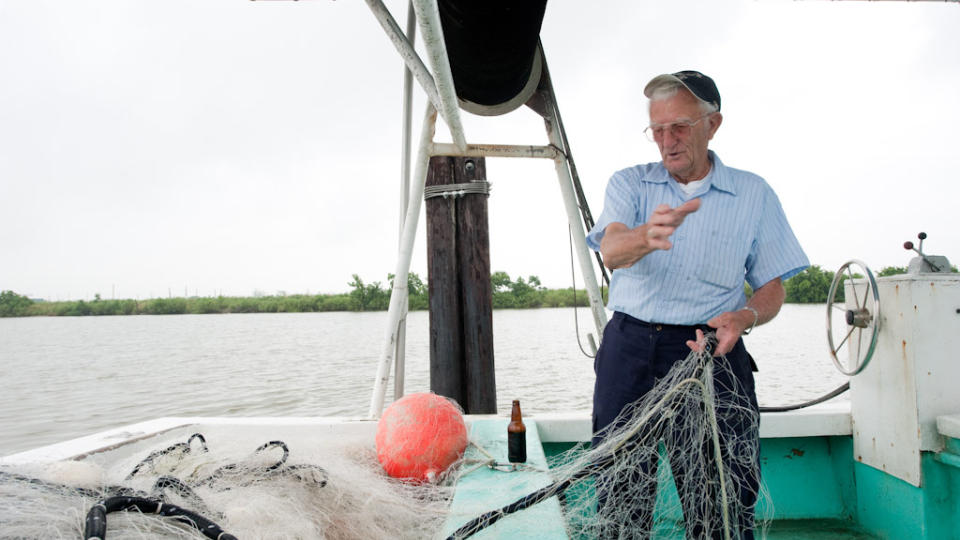 FRYKTER FOR FRAMTIDA: Lawrence Stipelcovich (83) i Venice om bord barnebarnets b�t. Foto: Blake Gordon