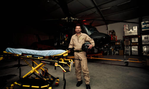 P� JOBB 24 TIMER I D�GNET: Anestesilege Lars Larsen er p� vakt 24 timer i d�gnet. - Vi vet aldri n�r noe kan skje, sier Larsen. Foto: Lars Kroken / Forsvaret