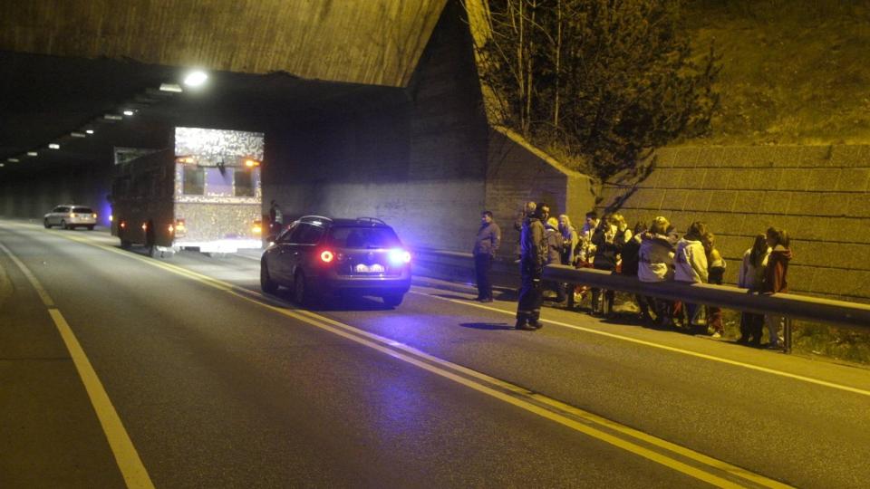  I SJOKK:  Russ i sjokktilstand samlet etter at russejenta fra Stabekk videreg�ende skole falt av russebussen (inne i Hamangtunellen) ved 01-tiden i natt. Politiet har beslaglagt bilen. FOTO: TERJE AKERHAUG.