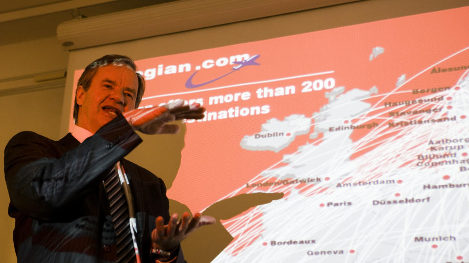  KAPPER KRAFTIG INNP�:   Her presenterer Norwegian-sjef Bj�rn Kjos �rsregnskapet for 2009. I l�pet av de siste m�nedene har Norwegian n�rmet seg SAS ytterligere i st�rrelse. FOTO: BERIT ROALD, SCANPIX.