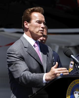  SNUR ETTER MEXICOGOLFEN:  Californias guvern�r Arnold Schwarzenegger p� pressekonferansen i delstatshovedkvarteret Sacramento i g�r, der han meddeler at han har snudd i synet p� oljeboring til havs. Ingen ny oljeboring utenfor Santa Barbara og Los Angeles likevel. FOTO: AP/SCANPIX.
