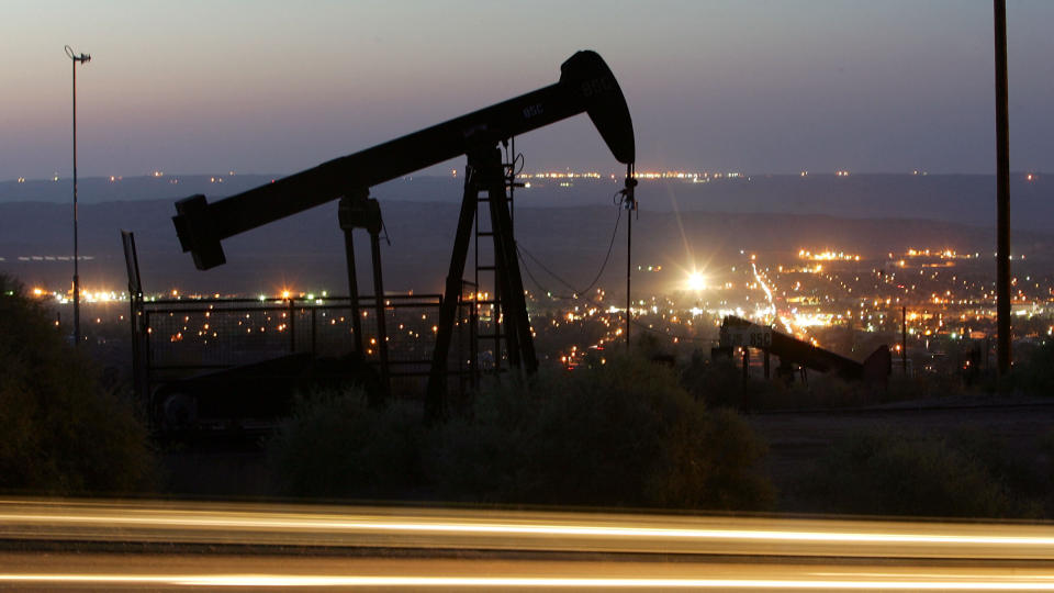 THE CALIFORNIAN WAY:  Oljerigger p� land er et vanlig syn i California, her i tyaft med det gigantiske Los Angeles-plat�et i bakgrunnen. FOTO: GETTY IMAGES/AFP/SCANPIX.