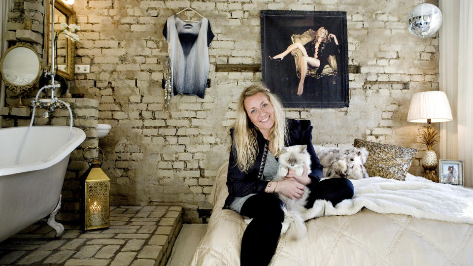 Disco nights: Discokulene p� soverommet er bare et av minnene fra Camillas og samboerens fartstid i utelivsbransjen. Til venstre skimtes noe av det som gj�r roml�sningen s� spesiell - badekar p� soveromet! Foto: Elisabeth Sperre Alnes