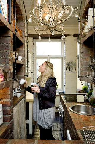 Rustikt: Kj�kkenet, med den karakteristiske mursteinen, er i hovedsak samboerens omr�de.   Foto: Elisabeth Sperre Alnes