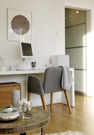 ARBEIDPLASS I STUA: Skrivebordet er et sengebord med hjul, fra Ikea. Det tar liten plass, men gir god arbeidsflate.  FOTO: Yvonne Wilhelsen