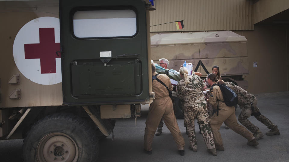 SISTE ETAPPE: Her blir offiseren fra tr�ndelag lastet inn i en tysk ambulanse utenfor sykehuset i Mazar-e-Sharif for � kj�re det siste lille stykket ut til milit�rflyplassen der spesialflyet venter. Tross de alvorlige skadene var han v�ken og kunne snakke  Foto: Jonte Wentzel