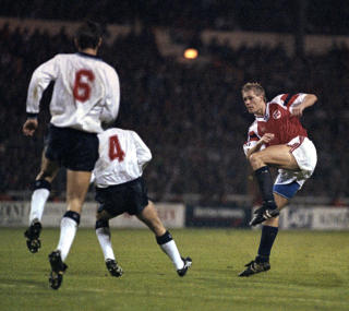 VOLLEY: Kjetil Rekdals skudd mot England p� Wembley sikret norsk poeng. Foto: Jon Eeg/SCANPIX