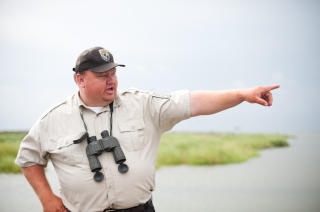- SE, FUGLER: Biolog Jack Bohannan i U.S. Fish & Wildlife Service var lettet over hva han s� p� fugle�ya Breton Island. Foto:  Blake Gordon / Dagbladet