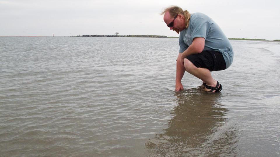 LETTELSE: Fiskeren Peace Marvel er r�rt og letet over � finne favoritt�ya Breton Island s� uber�rt av oljekatastrofen. Foto:  Blake Gordon / Dagbladet