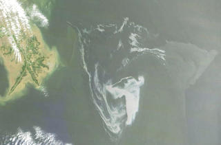 ZOOMET INN: NOAA opplyser at spredningen har avtatt i hastighet p� grunn av svakere vinder. Det forventes imidlertid at de �ker i hastighet utover uka. Foto: Credit: NASA/Goddard/MODIS Rapid Response Team