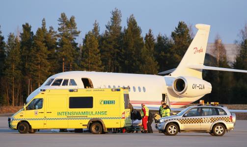 VIDERE: Den ene soldaten ble fraktet videre til V�rnes i samme fly. 
Foto: Erlend Aas / Scanpix
