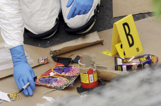 FANT FYRVERKERI: Politi har gjennoms�kt Faisal Shahzads bolig i Bridgeport i Conneticut. Fyrverkeri er noe av det som ble funnet. Foto: AP Photo/Jessica Hill/SCANPIX