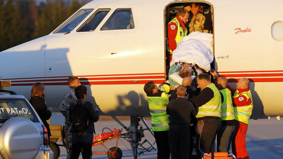  TIL ULLEV�L:  Den ene av de skadde nordmennene hjelpes av flyet p� Gardermoen for � bli kj�rt videre til Ullev�l universitetssykehus. FOTO: TORBJ�RN KJOSVOLD, FORSVARET.