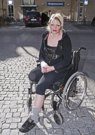 M�TTE AMPUTERE: Sandra Johanne Jakobsen (31) ble desperat etter at hun ble skrevet ut fra LAR-Midt. Hun satt en spr�yte som gjorde at hun m�tte amputere beinet. Allmennlege Joe Siri Ekgren mener dette kanskje kunne v�rt unng�tt dersom hun hadde f�tt ritkig oppf�lging av LAR. FOTO: Arne Olav Nordt�mme