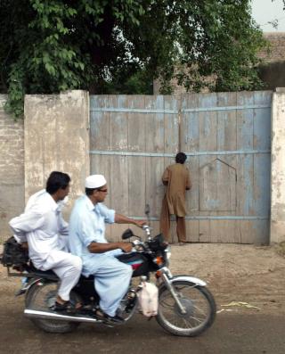 F�DT I PAKISTAN: Lokale innbyggere utenfor et hus som skal tilh�re familien til Shahzad i landsbyen Pabbi, Khyber-Pakhtunkhwa-provinsen. Foto: EPA/ARSHAD ARBAB/SCANPIX