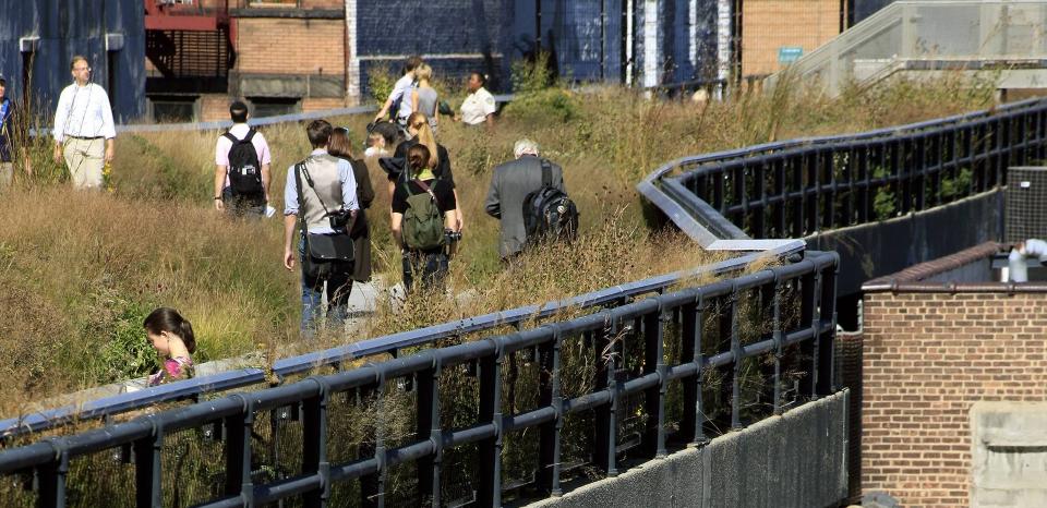 Park i h�yden: Den gamle jernbanelinja High Line er blitt et popul�rt utfartsm�l. Foto: �rjan Ellingv�g