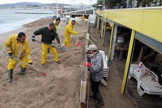 RYDDER OPP: Oppryddingsarbeidet i Cannes er godt i gang. Foto: REUTERS/Sebastien Nogier