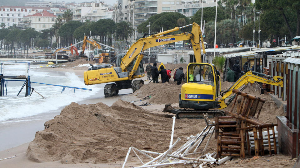 STORE SKADER: Materielle skader for flere millioner euro er resultatet etter det uventede uv�ret og monsterb�lgene som skylte innover Cannes mandag. Foto: REUTERS/Sebastien Nogier