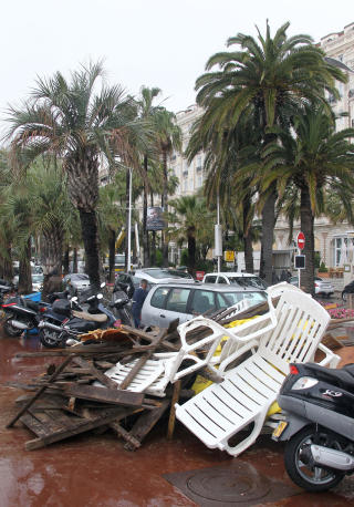STORE SKADER: �delagte strandm�bler ligger langs Croisetten. Neste onsdag begynner den 63. Cannes-festivalen.  Foto: AFP PHOTO/VALERY HACHE