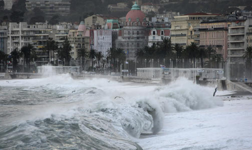 MONSTERB�LGER: Nice (bildet) og Cannes var blant byene som ble hardest rammet av uv�ret. B�lgene var opptil ti meter h�ye, melder nyhetsbyr�ene. Foto: AP Photo/Lionel Cironneau