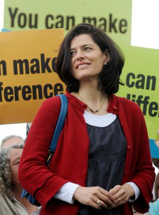 TODELT: Miriam Gonzalez Durantez �nsker ikke � bli stemplet som politikerfrue, men ogs� hun har st�tt ved sin mann Nick Cleggs side i valgkampinnspurten. Foto: Scanpix