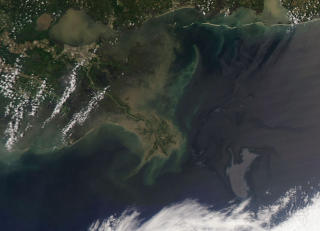 FRA OVEN: NASAs Aqua-satellitt tok dette bildet av oljeflaket i g�r, 4. mai. Foto: AFP PHOTO/NASA/ /SCANPIX