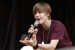 HJERTEKNUSER: Justin Bieber er den vestlige verdens hotteste mannlige ten�ringsstjerne akkurat n�. Foto: Scanpix/ AP Photo/Charles Dharapak