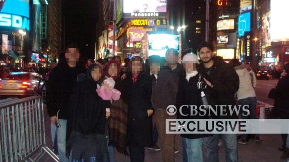 P� TIMES SQUARE: Her er Faisal Shahzad (t.h) sammen med kona og andre familiemedlemmer p� Times Square. Tirsdag innr�mmet han � st� bak den mislykkede bilbomben p� Times Square i New York Foto: REUTERS/CBS News/Scanpix
