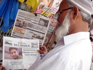 P� FORSIDENE: Pakistanske aviser har sl�tt opp p�gripelsen av Faisal Shahzad. Foto: EPA/NADEEM KHAWER/SCANPIX
