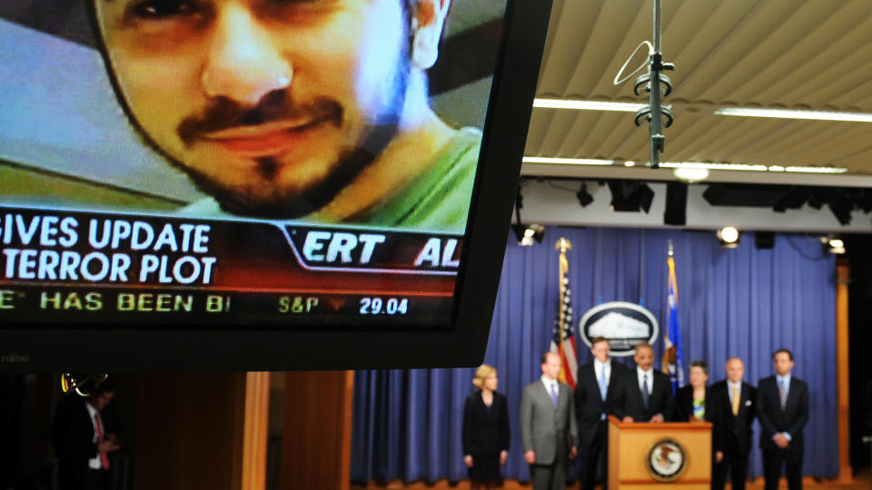 Faisal Shahzad, som n� er siktet for det mislykkede bombeangrepet i New York, var en helt vanlig amerikaner av pakistansk bakgrunn, med hus, familie og jobb i finanssektoren. Her avbildet p� skjermen under en pressekonferanse med justisminister Eric Holder, sikkerhetsminister Janet Napolitano, FBI's nestsjef John S. Pistole og politimester i New York, Raymond Kelly. Foto: AFP/Jewel Samad/Scanpix