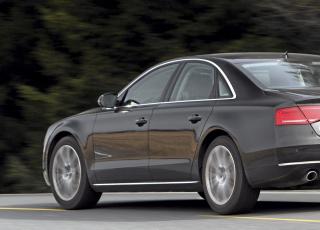 DISKRESJON: Det er mer dempet eleganse enn st�yende brauting ved Audi A8. Og det liker vi. Foto: Egil Nordlien HM Foto