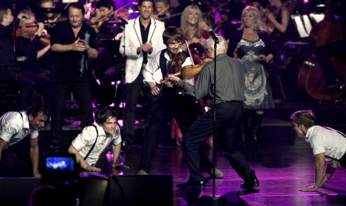P� SCENEN I FJOR: Didrik Solli-Tangen (bak i hvit dressjakke) var med da Alexander Rybak med venner holdt konsert i Den Norske Opera i fjor. Foto: Henning Lilleg�rd