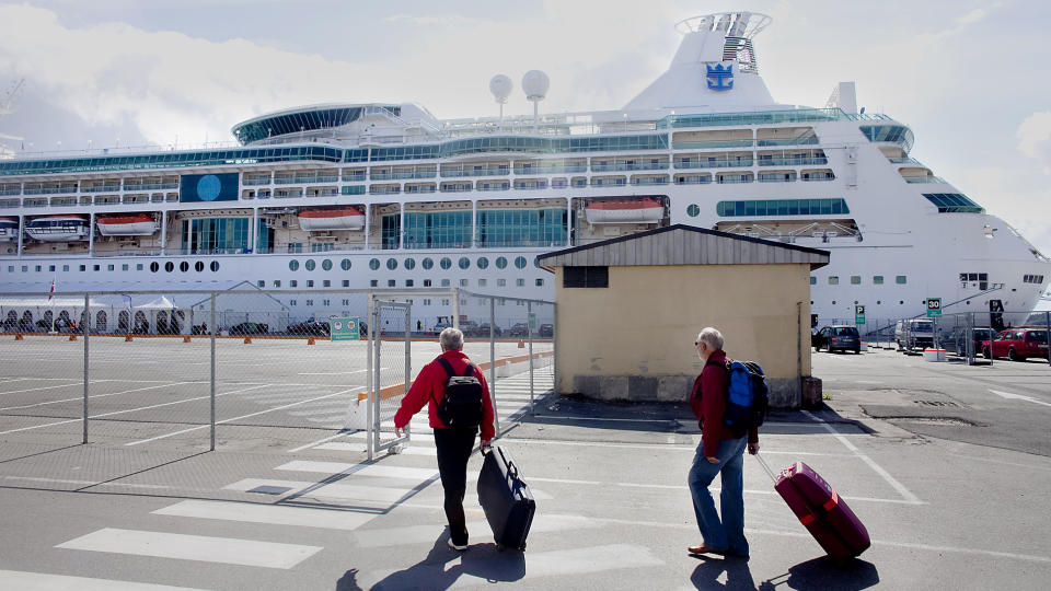 LEGGER UT IGJEN: Nye passasjerer p� vei inn p� Vision of the Seas, som i kveld legger ut p� et ni dagers cruise rundt de britiske �yer.  Bare timer tidligere la skipet til kai med det Dagbladet f�r beskrevet som hundrevis av syke passasjerer etter utbrudd av noroviruset p� b�ten. Foto: Bj�rn Langsem /Dagbladet