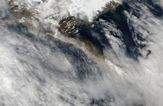 F�LGER VINDENE: NASAs Aqua-satellitt tok dette bildet 4. mai. Foto: REUTERS/NASA/Goddard/MODIS Rapid Response Team